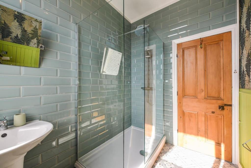 Traditional 3-Bed Property In Pontcanna With Parking カーディフ エクステリア 写真