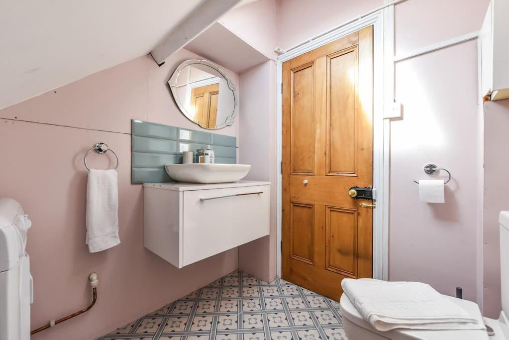 Traditional 3-Bed Property In Pontcanna With Parking カーディフ エクステリア 写真