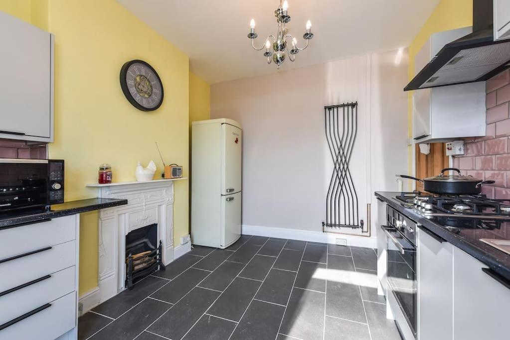Traditional 3-Bed Property In Pontcanna With Parking カーディフ エクステリア 写真